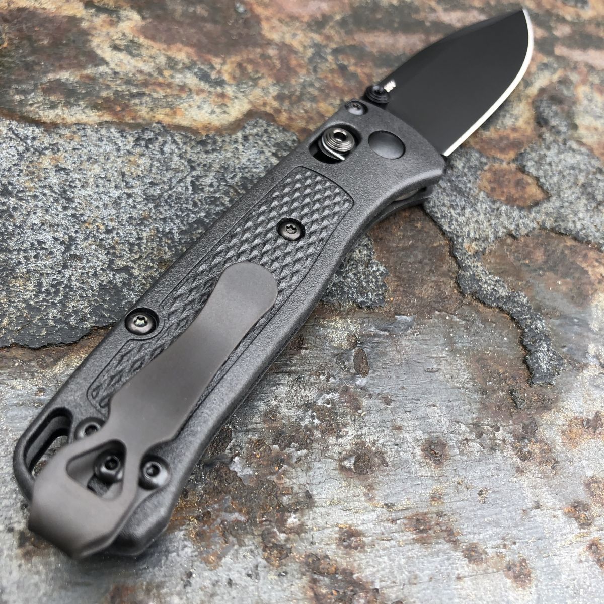 Benchmade Mini Bugout Black CF-Elite Scales 2.8