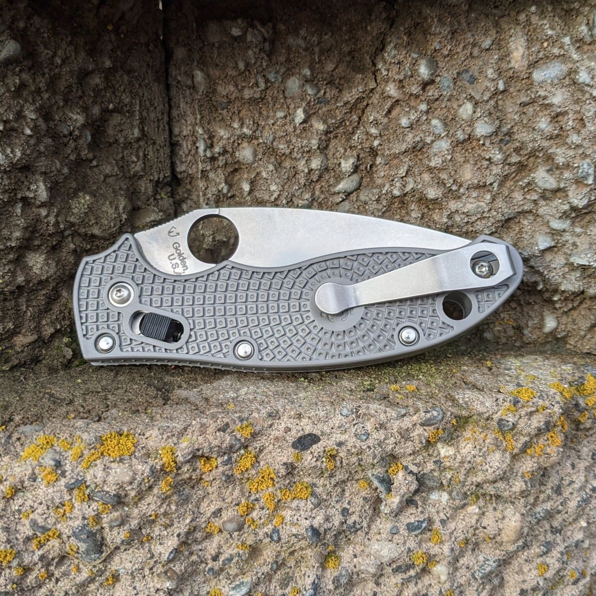 Spyderco Manix 2 LW Gray FRCP Scales Maxamet Blade (C101PGY2) Deep