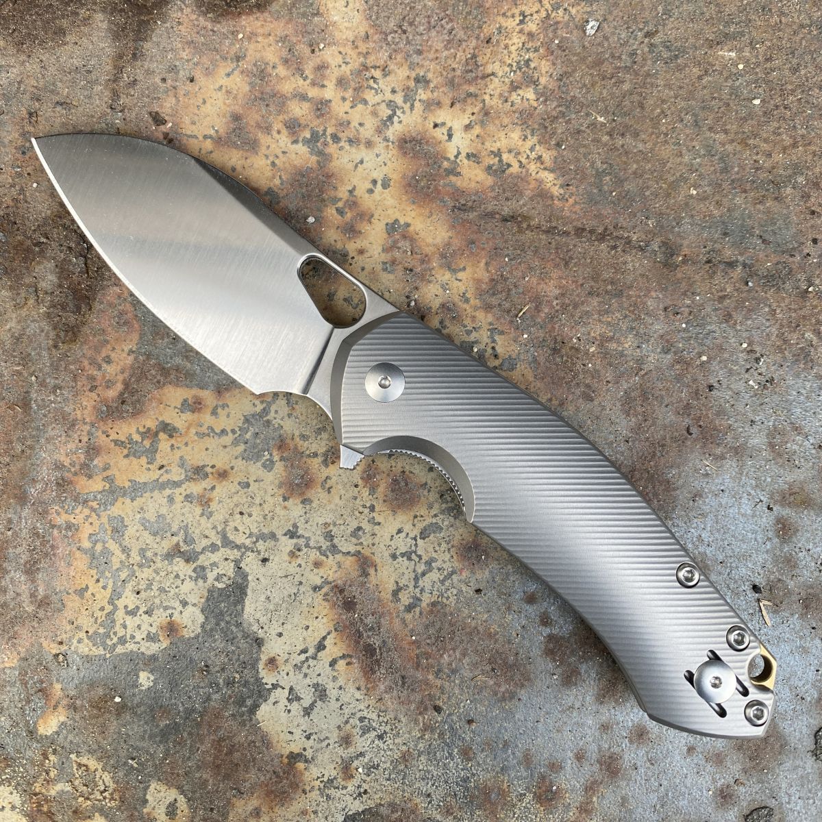GiantMouse ACE Biblio XL Textured Titanium Vanadis Satin Blade