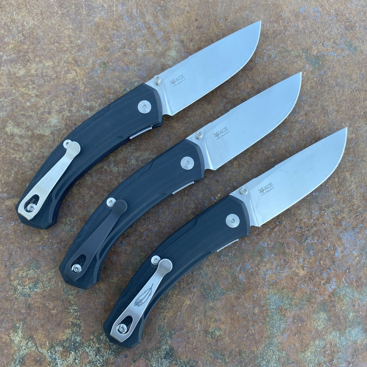 misa*です。 GiantMouse ACE Iona V2 Black Linen Micarta Magnacut Satin Blade