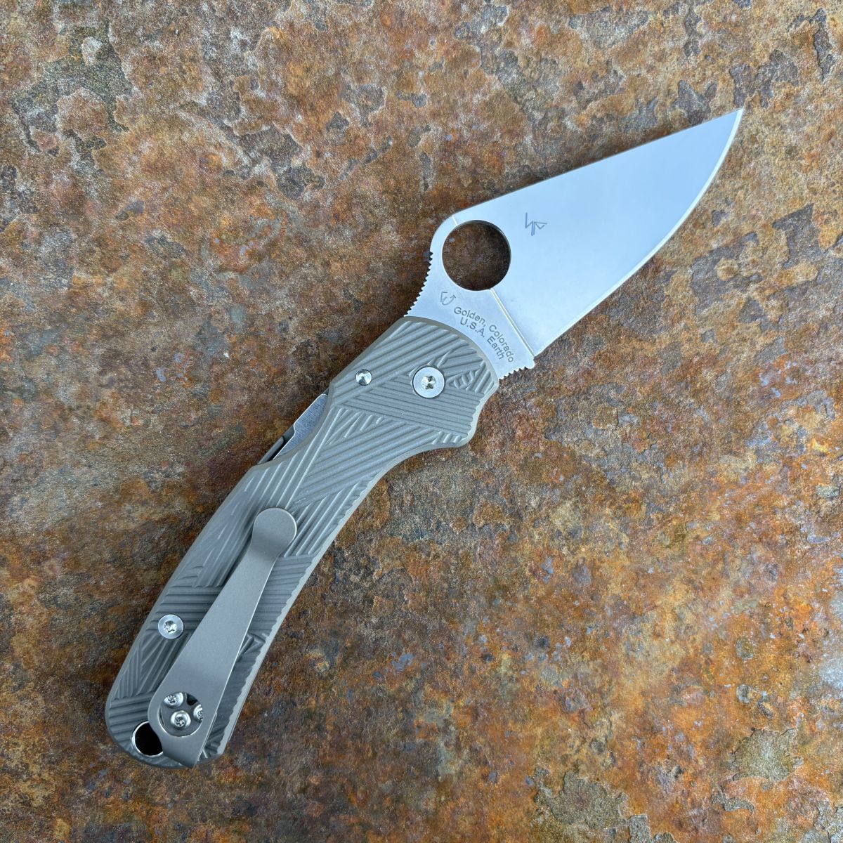 Spyderco Para 3 Sandwashed Samurai Titanium Scales Satin S45V MOD