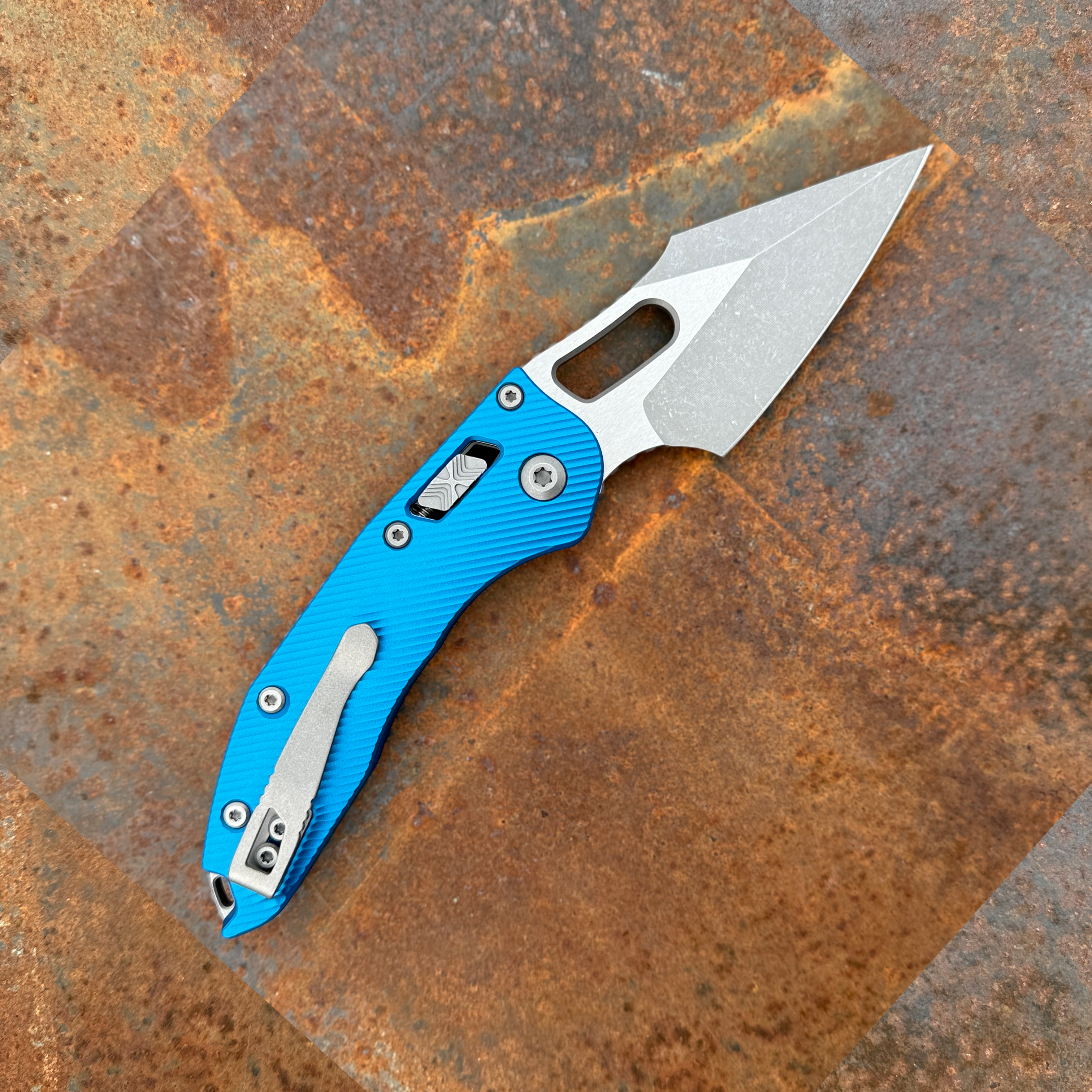 Microtech Stitch Ram-Lok Fluted Blue Aluminum Apocalyptic M390MK